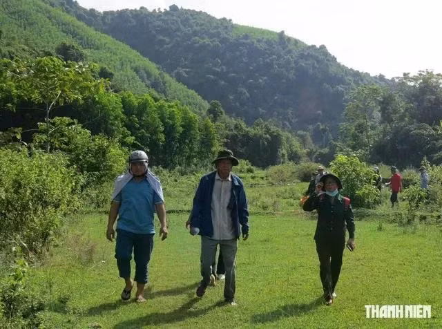 Bà Nguyễn Thị Úc (hàng đầu, bên phải) cùng chồng là ông Nguyễn Một (đi giữa, từng công tác tại Bệnh xá Đức Phổ) dẫn đoàn du khách thăm di tích Bệnh xá Đức Phổ hồi năm 2023