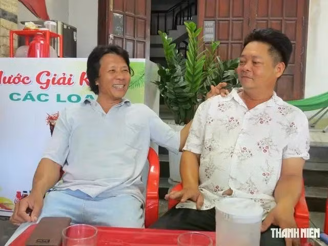 Anh Nguyễn Quốc Văn (bên trái) kể chuyện thời quân ngũ
