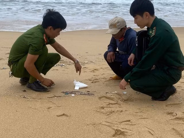 Gói tinh thể nghi là ma túy dạt vào bờ biển thôn Lệ Thủy