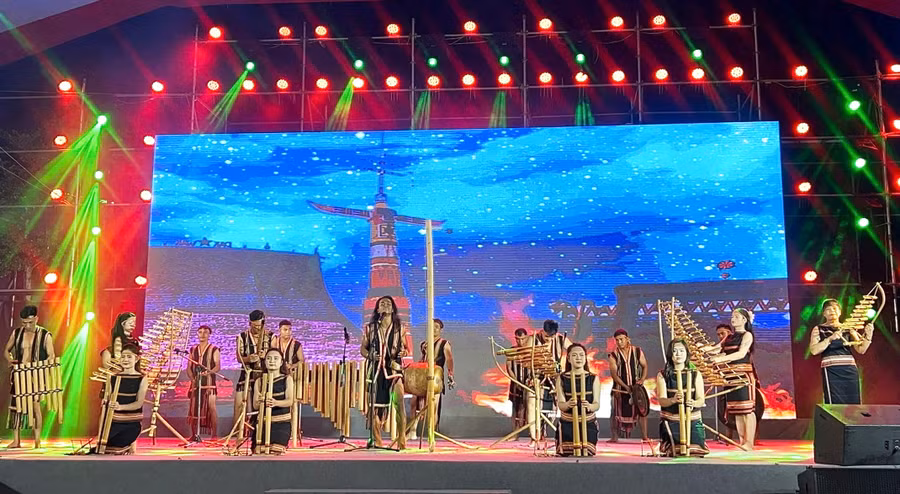 doi-nghe-nhan-thon-pleiku-roh-tp-pleiku-trong-chuong-trinh-giao-luu-van-hoa-tai-trien-lam-ho-chi-minh-dep-nhat-ten-nguoi-anh-hong-tham.jpg