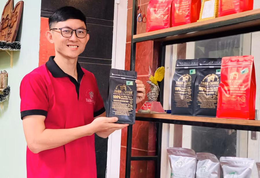de-tao-niem-tin-cho-nguoi-tieu-dung-anh-tran-quoc-tien-da-su-dung-ma-vach-qr-code-nham-ma-hoa-thong-tin-ve-san-pham-vung-trongcho-san-pham-anh-mai-ka-6614.jpg
