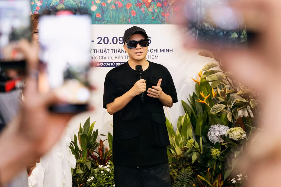 Nhà thiết kế Đỗ Mạnh Cường khẳng định theo đuổi con đường hội họa chuyên nghiệp thay vì chỉ là "cưỡi ngựa xem hoa". "Tôi rất hồi hộp khi tổ chức triển lãm này. Tôi lo lắng vì không biết những điều mình làm có được đón nhận hay không? Tuy nhiên, đây có thể là tâm lý bình thường của một nghệ sĩ khi làm điều gì đó. Tôi không dám gọi mình là họa sĩ, chỉ là một nhà thiết kế mong muốn được vẽ, thực sự muốn vẽ. 20 năm qua tôi đã dành nhiều thời gian cho thời trang. Bây giờ khi sự nghiệp thời trang đã ổn định tôi muốn dành thời gian cho riêng mình", anh nói. Ảnh: Kiếng cận team