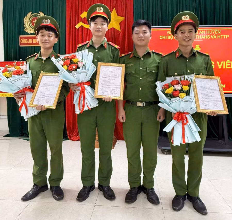 cac-chien-si-nghia-vu-cong-an-huyen-ia-pa-rat-vinh-du-tu-hao-khi-ket-nap-danganh-rh.jpg