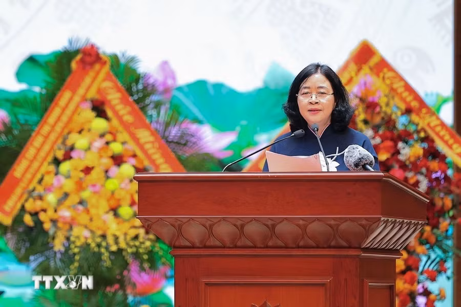 Đồng chí Bùi Thị Minh Hoài, Ủy viên Bộ Chính trị, Bí thư Trung ương Đảng, Bí thư Đảng ủy Mặt trận Tổ quốc, các đoàn thể Trung ương, Chủ tịch Ủy ban Trung ương Mặt trận Tổ quốc Việt Nam phát biểu chỉ đạo. (Ảnh: Lê Đông/TTXVN)
