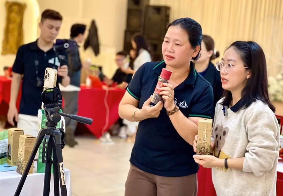 anh-1-chi-ho-thi-hoai-thu-bia-phai-tham-gia-chuong-trinh-tap-huan-tiep-can-hinh-thuc-livestream-ban-hang-tren-cac-nen-tang-so-ho-tro-doanh-nghiep-hop-tac-xa-nang-cao-nhan-thuc-nang-luc-ung-dung-va-giai-phap.jpg
