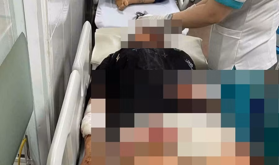 Nữ sinh N.T.D.L. bị nhiều vết thương, đang cấp cứu tại Bệnh viện Đa khoa Thiện Hạnh.