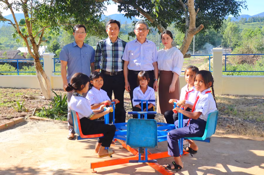 thay-va-tro-truong-pho-thong-dan-toc-ban-tru-tieu-hoc-va-thcs-nguyen-khuyen-diem-truong-lang-chau-vui-mung-truoc-dien-mao-moi-cua-truong-anh-la.jpg