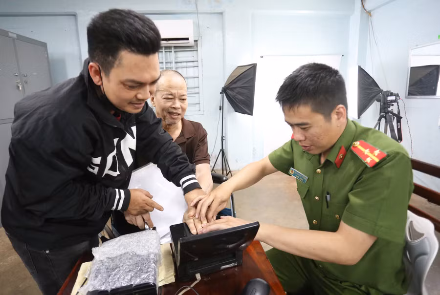 luc-luong-cong-an-thuc-hien-cap-can-cuoc-va-dinh-danh-dien-tu-ca-ngay-thu-7-va-chu-nhat-anh-van-ngoc.jpg