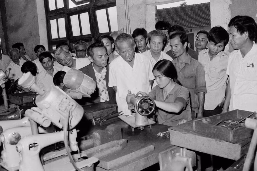 Tổng Bí thư Lê Duẩn thăm phân xưởng sản xuất của Xí nghiệp Sản xuất Máy khâu Thăng Long (1982). (Ảnh: Thế Trung/TTXVN)