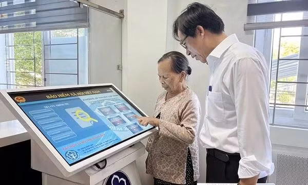 Bảo hiểm Xã hội Việt Nam sẽ chỉ cấp thẻ bảo hiểm y tế giấy đối với những trường hợp không thể cài đặt VssID, VneID và không có căn cước công dân có gắn chip. (Ảnh: BHXH)