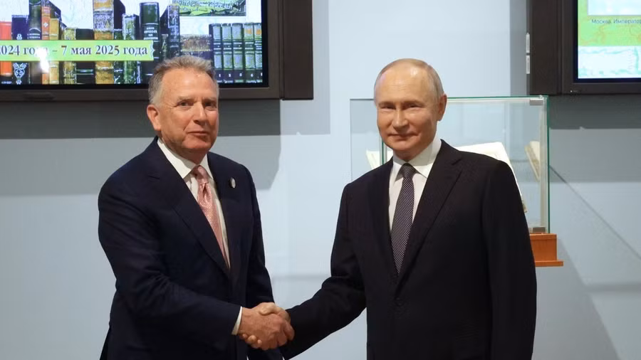 Tổng thống Nga Vladimir Putin (phải) bắt tay với Đặc phái viên của Tổng thống Mỹ, ông Steve Witkoff tại St. Petersburg, ngày 11/4/2025. Ảnh: Sputnik