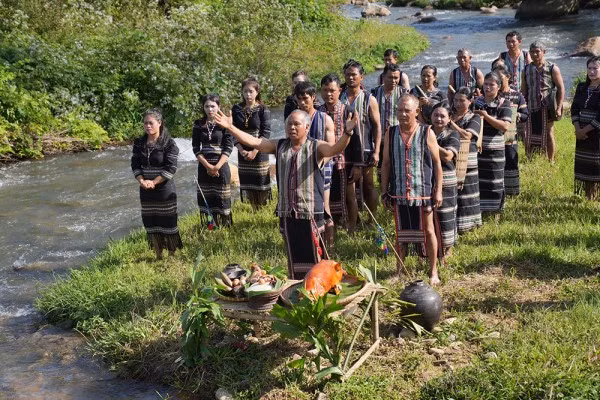 Thầy cúng gửi đến Yàng Dak lòng thành kính của con người đối với nguồn nước và với núi rừng Tây Nguyên.