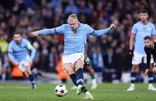 Erling Haaland hai lần ghi bàn cho Man City