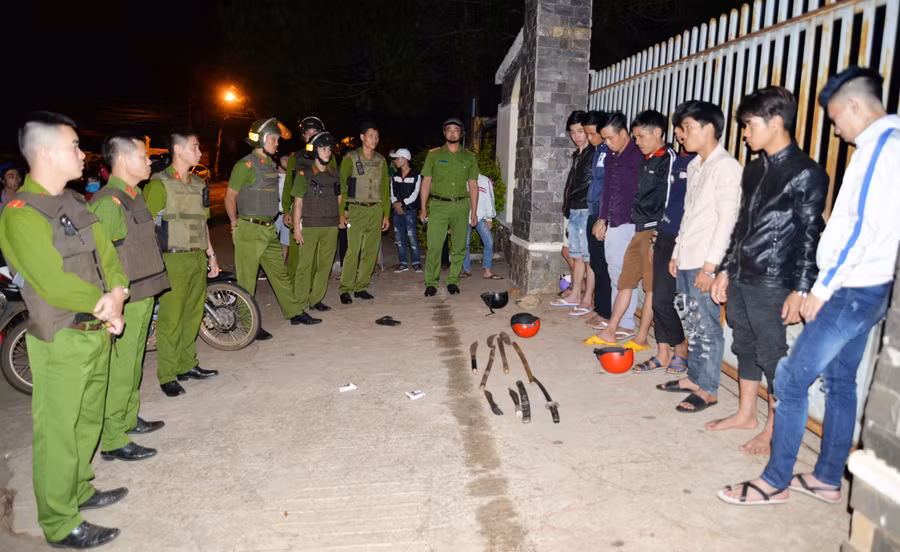 2-canh-sat-113-tuan-tra-phat-hien-ngan-chan-nhom-thanh-nien-tu-tap-gay-roi-trat-tu-cong-cong.jpg