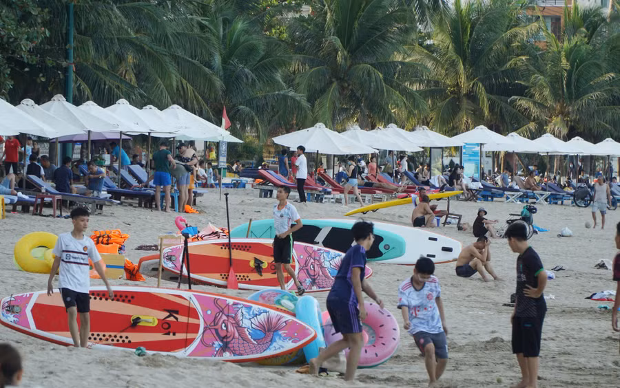 Theo quy định của TP Nha Trang, các doanh nghiệp chỉ được phép cung cấp dịch vụ cho thuê ô dù và ghế trên bãi biển Nha Trang từ 8h-16h hàng ngày. Tuy nhiên, theo quan sát của PV Tiền Phong, sau khung giờ trên vẫn còn khá nhiều ghế dù còn hoạt động.
