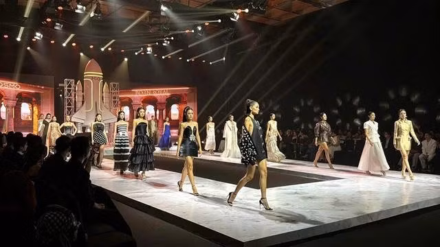 Các thí sinh tham gia show diễn
