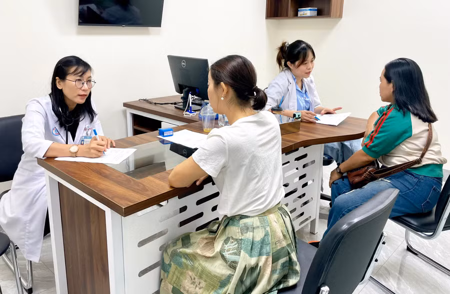 bac-si-lam-nguyen-nha-truc-benh-vien-cho-ray-tp-ho-chi-minh-tu-van-cho-1-nu-doan-vien.jpg