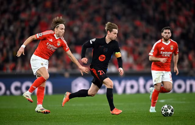 Frenkie de Jong chỉ huy tốt tuyến giữa Barcelona