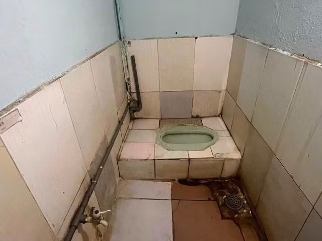 Nhà vệ sinh kiểu cũ của một khu trọ xuống cấp ở TP.Thủ Đức
