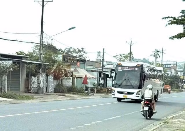 Xe ô tô khách lấn làn trên quốc lộ 20 bị CSGT lập biên bản và xử phạt