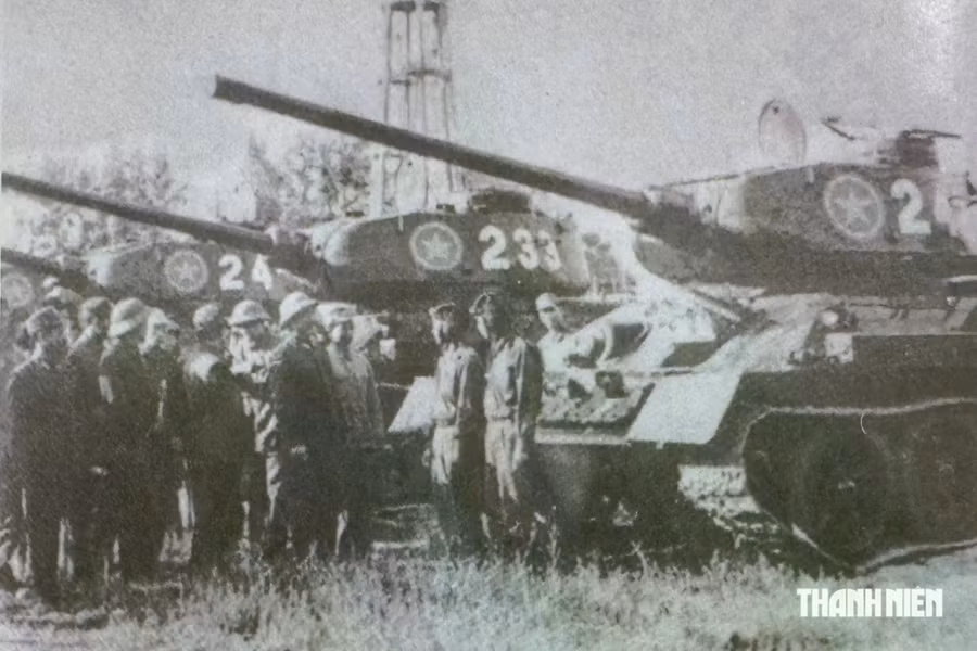 Lãnh đạo Đảng, Nhà nước và Bộ Quốc phòng thăm kiểm tra xe tăng T-34 của Trung đoàn 202 mới về Việt Nam, năm 1960. Ảnh: Chụp lại từ Bảo tàng tăng thiết giáp