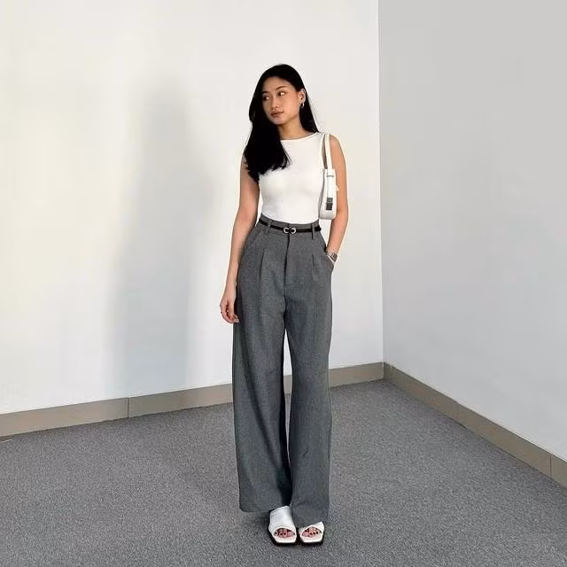 Mọi chiếc quần dài công sở điển hình nhất đều dễ dàng kết hợp với áo phông đơn sắc. Nàng có thể bổ sung thêm dây lưng để tăng điểm nhấn cho trang phục, kết hợp dép xỏ ngón, mules hoặc sneakers cho phong cách thêm năng động, trẻ trung
