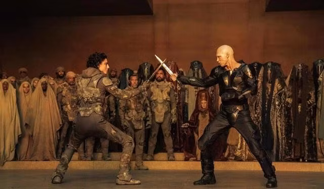 Phần thứ 2 của thương hiệu điện ảnh Xứ cát là Dune: Part Two của nhà làm phim Denis Villeneuve cũng góp mặt trong hầu hết danh sách. Tác phẩm hậu truyện này cũng là 1 trong những bom tấn có doanh thu tốt tại phòng vé khi doanh thu tổng trên 714,4 triệu USD toàn cầu. Dune: Part Two khai thác sự lớn mạnh của gia tộc Atreides dưới sự lèo lái của Mẹ chí tôn mới. Trong cuộc đấu tranh xóa bỏ ách cai trị của gia tộc Harkonnen trên hành tinh Arrakis, Paul Atreides do Timothée Chalamet đóng đã lên nắm quyền và phát động thánh chiến. Phim được khen ngợi về khâu chế tác hình ảnh, hiệu ứng kỹ xảo và âm thanh. ẢNH: WARNER BROS.