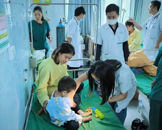 Đoàn công tác của Bệnh viện Bạch Mai hội chẩn cho các bé nghi ngộ độc