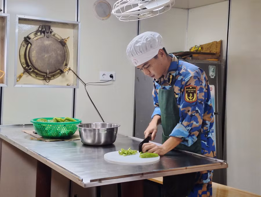 ha-si-pham-hong-son-dang-thai-kho-qua-chuan-bi-cho-bua-an-toi-cua-doan.jpg