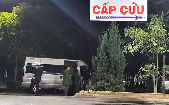 Xe chở các lực lượng chức năng tỉnh Lâm Đồng đến Bệnh viện II Lâm Đồng đêm 17.2