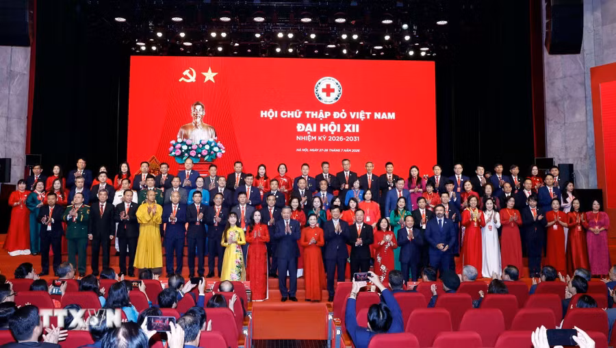 Tổng Bí thư, Chủ tịch nước Tô Lâm và các đại biểu chụp ảnh chung với Ban Chấp hành Hội Chữ thập đỏ Việt Nam khóa XII. Ảnh: Thống Nhất/TTXVN