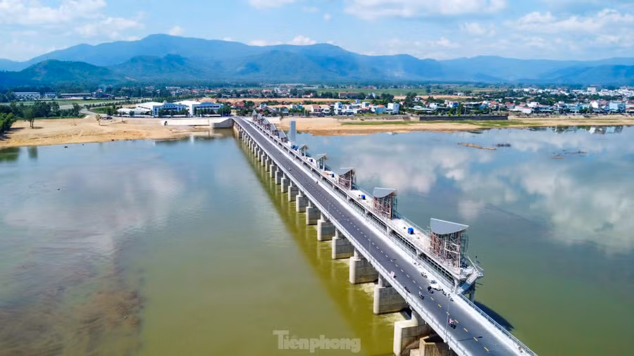 Đập Phú Phong dài 590m, bao gồm 20 cửa xả sâu giữa sông mỗi cửa rộng 15m bằng thép, đáy cửa ở cao trình 14m ngang với đáy sông, vận hành bằng hệ thống điện, các cửa xả sâu chỉ vận hành vào mùa mưa để xả lũ; phần đập tràn tự do 2 bên dạng tràn Labyrinth với tổng chiều rộng 237m, cao trình ngưỡng tràn 18m. Ảnh: Trương Định.