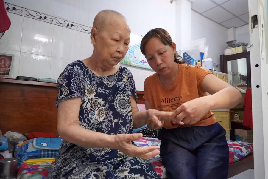 Chị Oanh chăm sóc và sát cánh cùng mẹ mình để chống chọi bệnh tật