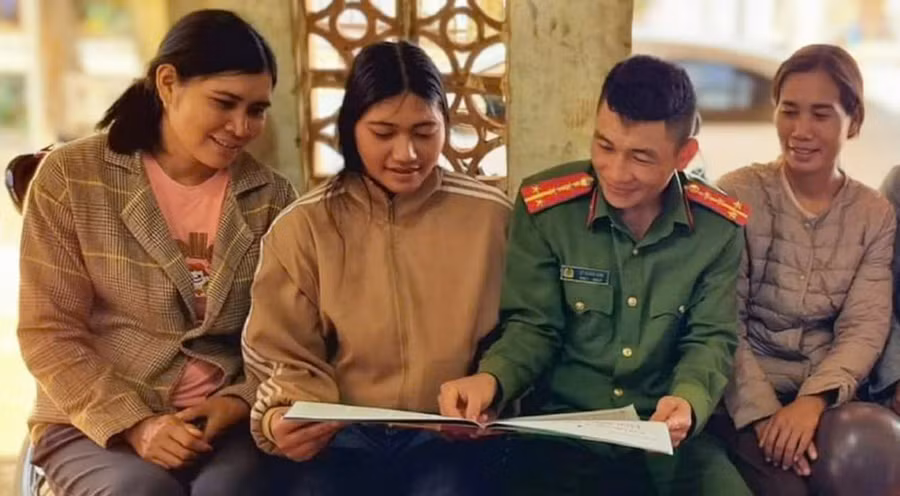 cong-an-xa-glar-huyen-dak-doa-tuyen-truyen-phap-luat-cho-nguoi-dan-tren-dia-bananh-rh.jpg
