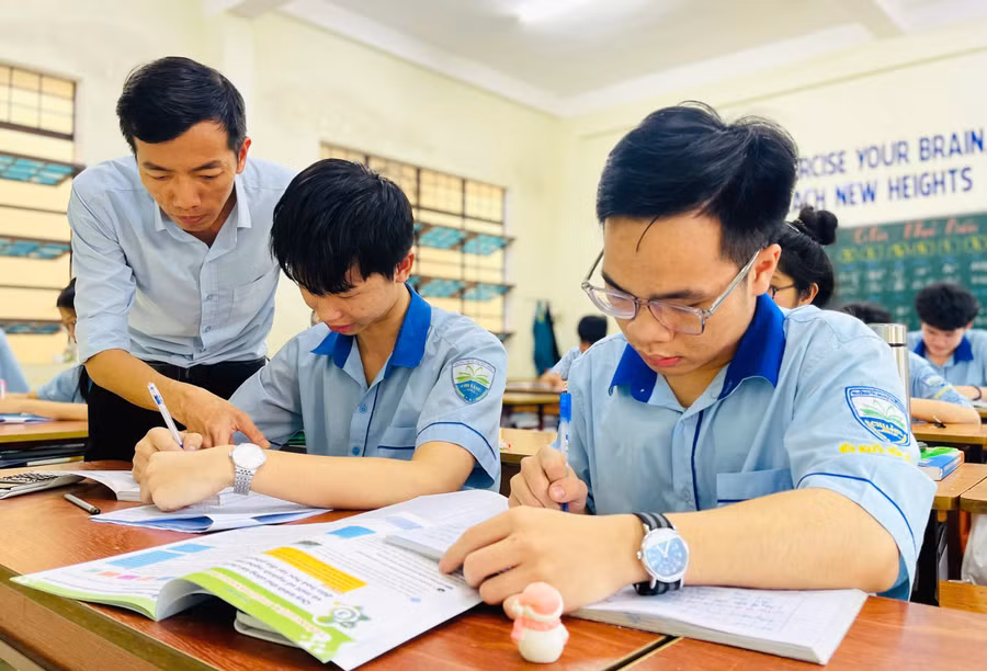thay-phan-van-chien-giao-vien-bo-mon-hoa-hoc-truong-thpt-chi-lang-thuong-xuyen-to-chuc-cho-hoc-sinh-kiem-tra-de-nang-cao-kien-thuc-anh-td.jpg