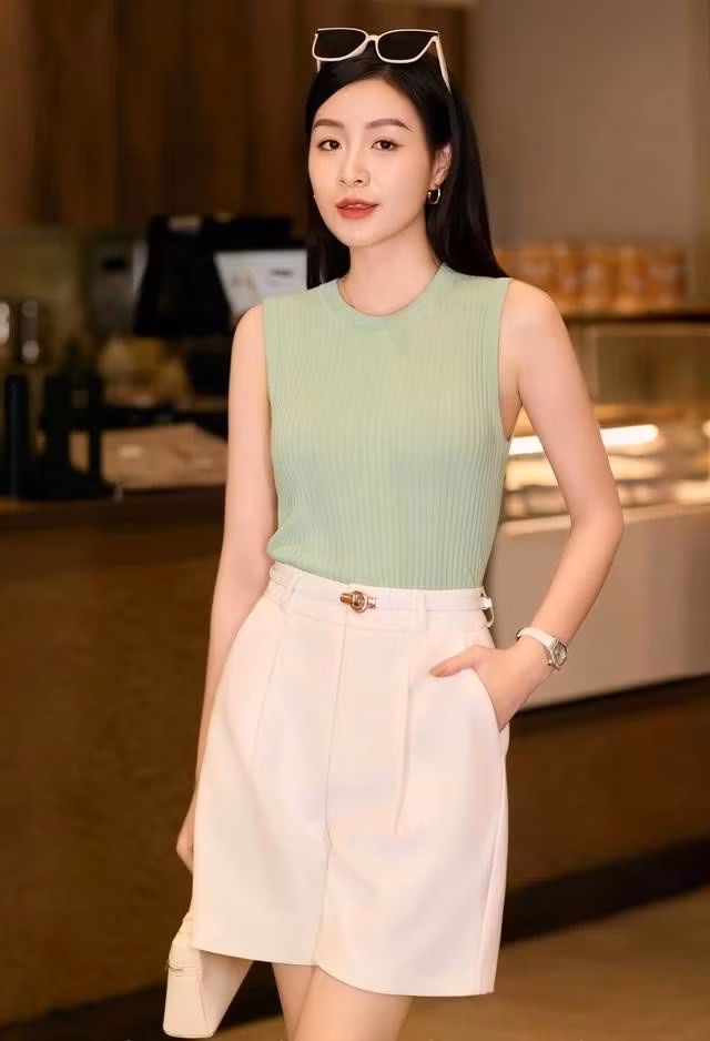 Áo dệt kim xanh mint và quần shorts Bermuda là bản giao hưởng của vẻ cổ điển và sức sống trẻ trung. Những đường nét tối giản, tinh tế mang đến thần thái nhẹ nhàng, giúp nàng thêm tự tin và rạng rỡ. Đây là lựa chọn lý tưởng để nàng luôn nổi bật mà vẫn giữ được nét thanh thoát