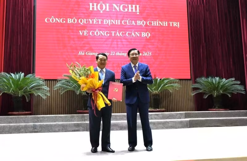 Trưởng Ban Nội chính Trung ương Phan Đình Trạc trao quyết định và tặng hoa chúc mừng ông Hầu A Lềnh.