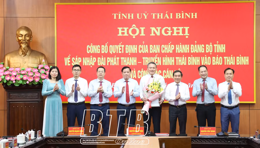 Các đồng chí lãnh đạo tỉnh trao quyết định và tặng hoa chúc mừng lãnh đạo Báo Thái Bình.