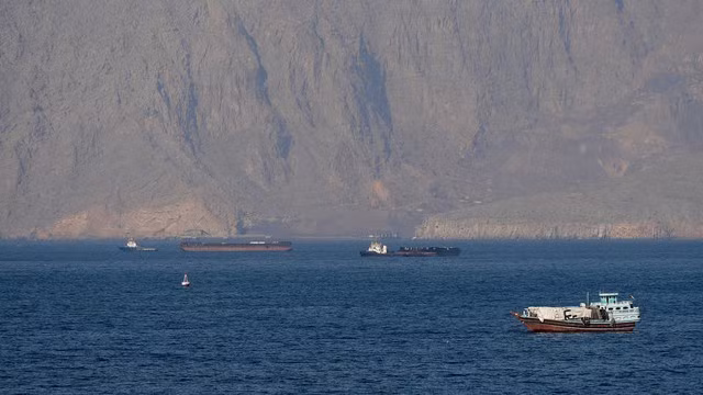 Tàu thuyền đi qua eo biển Hormuz nhìn từ Oman hồi tháng 4