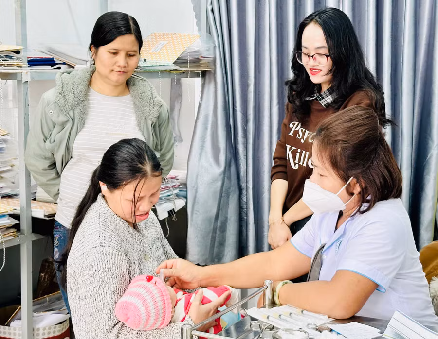 doan-cong-tac-cua-trung-tam-kiem-soat-benh-tat-tinh-giam-sat-viec-trien-khai-vac-xin-rota-trong-chuong-trinh-tiem-chung-mo-rong-tai-xa-tan-binh-huyen-dak-doa-anh-nhu-nguyen.jpg