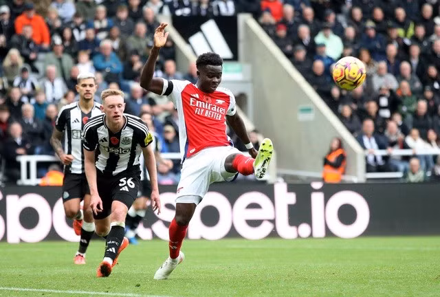 Bukayo Saka tiếc nuối với pha dứt điểm bất thành