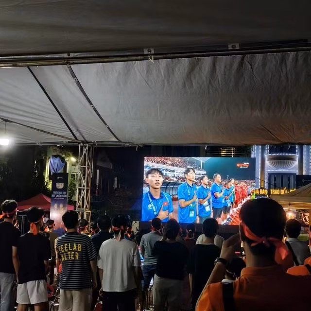 Khán giả tập trung ở các điểm xem chung do FPT Play tổ chức để cổ vũ đội tuyển Việt Nam.