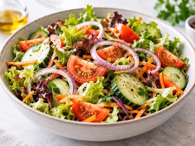Hành tây sống trong món salad thường được bổ sung vào chế độ ăn lành mạnh. ẢNH MINH HỌA: C.ANH TẠO BỞI AI