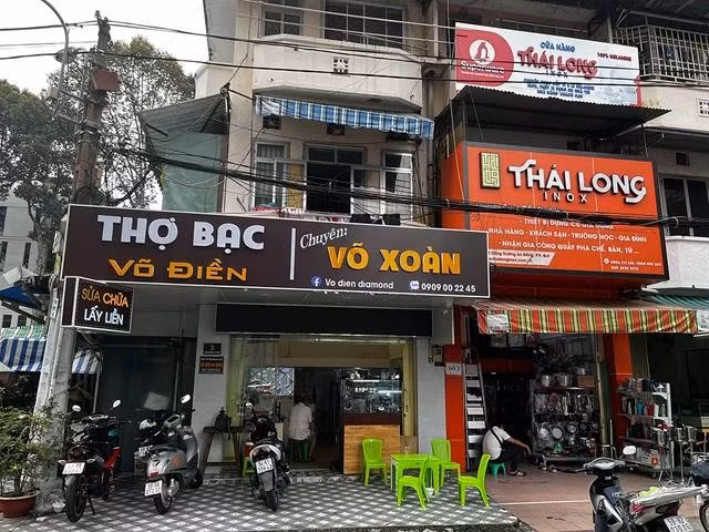 Tiệm thợ bạc trước cổng chợ An Đông ngày nay