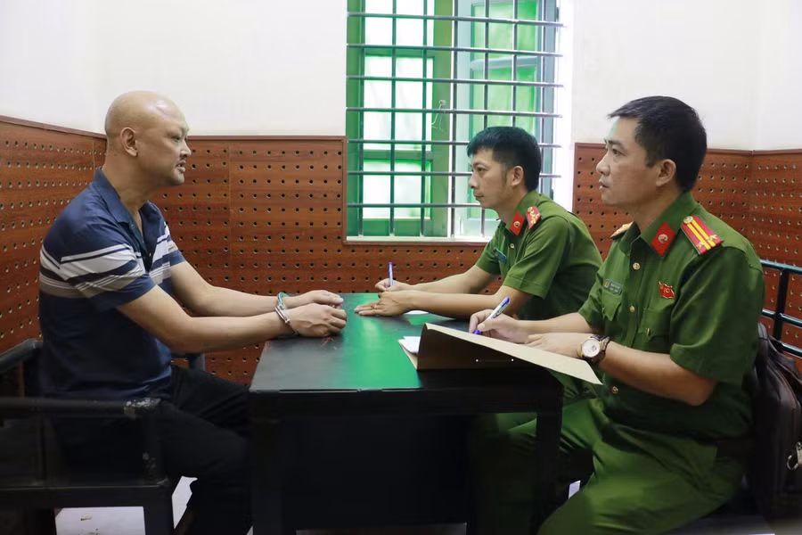 Công an lấy lời khai 1 đối tượng.