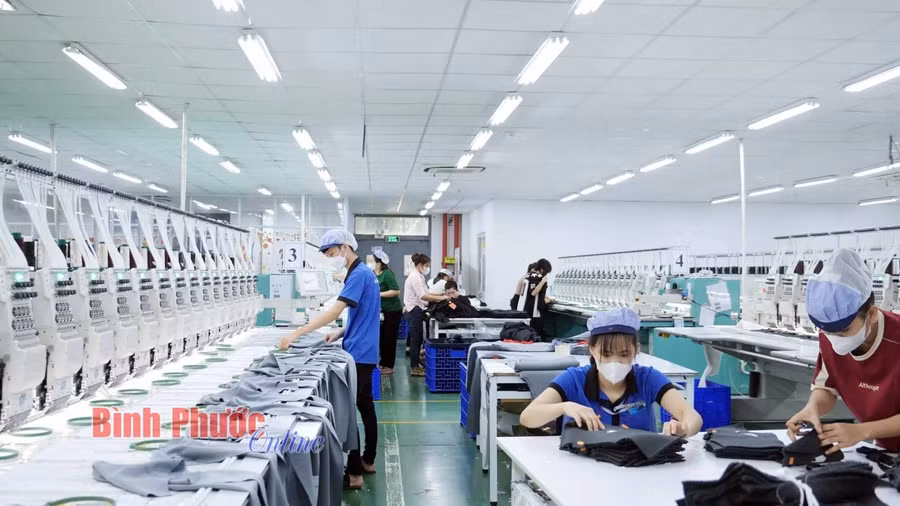 Bình Phước đang là điểm đến hấp dẫn của các nhà đầu tư. Trong ảnh: Công nhân Khu công nghiệp Bắc Ðồng Phú trong giờ sản xuất - Ảnh: Tiến Dũng