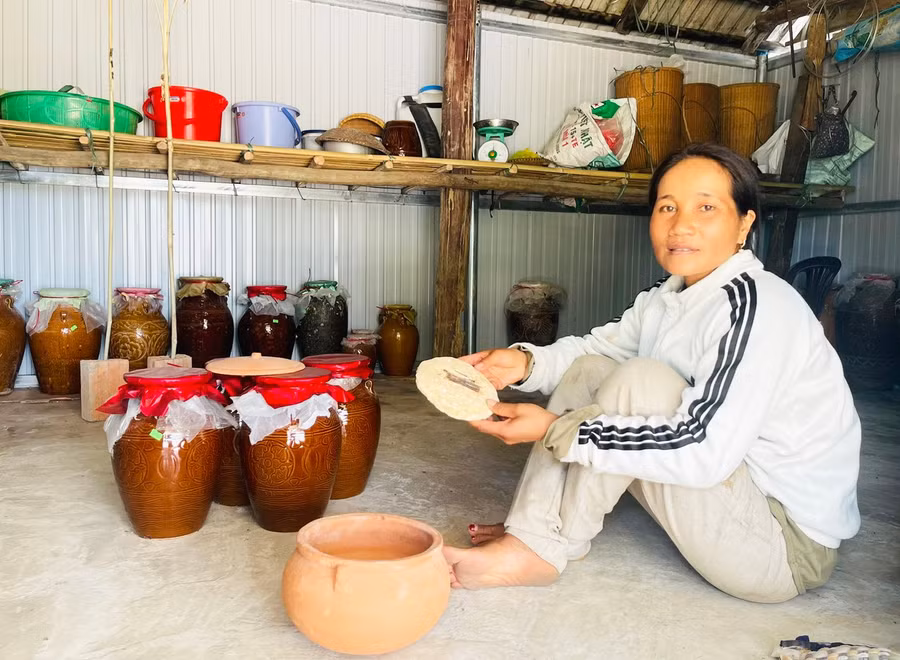 chi-em-va-cac-thanh-vien-htx-nong-nghiep-va-dich-vu-thinh-phat-tu-lam-men-de-u-ruou-ghe-tu-hat-cao-nham-dam-bao-an-toan-cho-suc-khoe.jpg