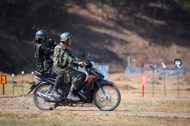 Huấn luyện tiêu diệt mục tiêu khi ngồi trên xe máy chạy tốc độ cao
