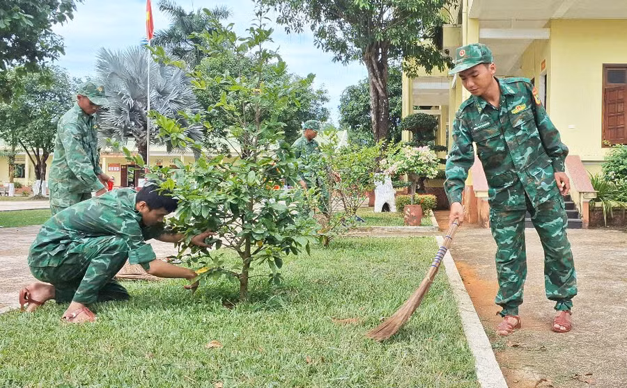 ngoai-ra-thuong-uy-nguyen-con-tich-cuc-tham-gia-cac-hoat-dong-do-don-vi-trien-khai-nhu-don-ve-sinh-canh-quan-moi-truong.jpg