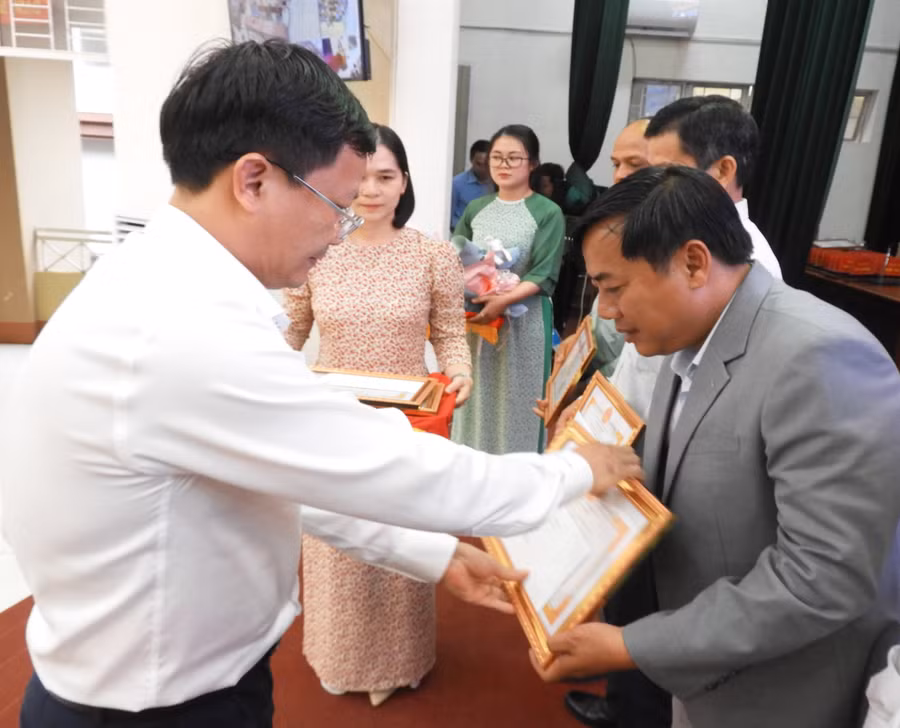 ubnd-huyen-ia-grai-trao-tang-giay-khen-cho-nhung-dien-hinh-trong-cac-phong-trao-thi-dua-yeu-nuoc-anh-thanh-nhatdscn0196.jpg
